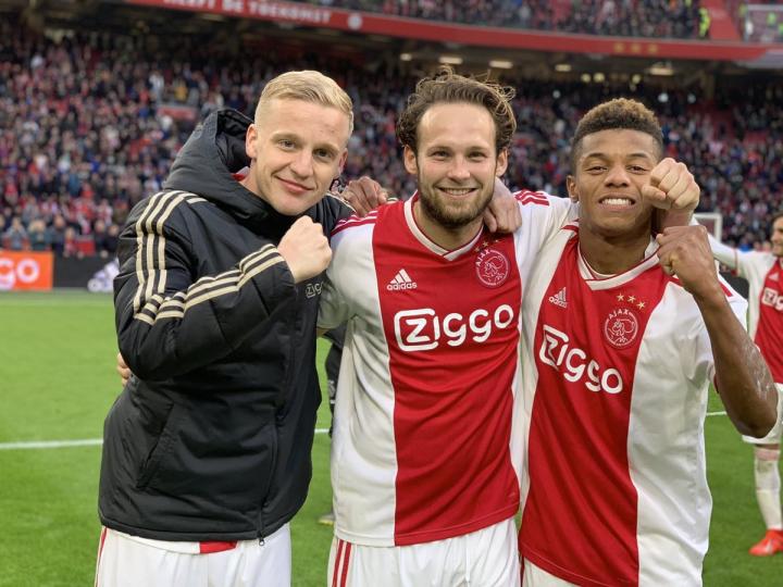 包含阿贾克斯大胜，小组竞争局势白热化的词条