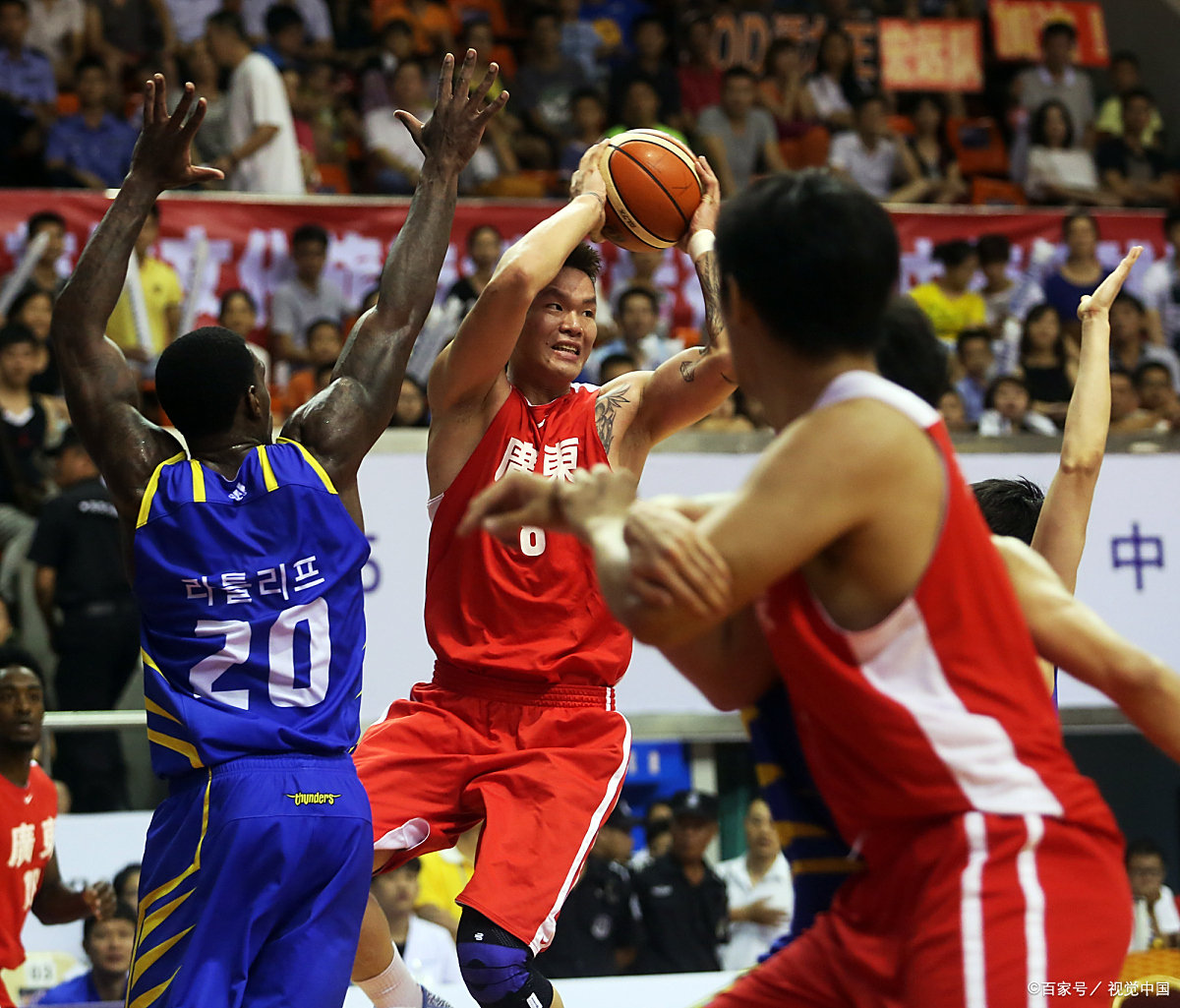 精彩比赛连连，球员们全力以赴拼搏进取的简单介绍