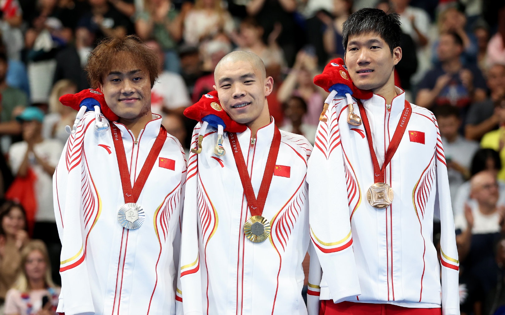 包含中国运动员团体表现出色，包揽前三的词条