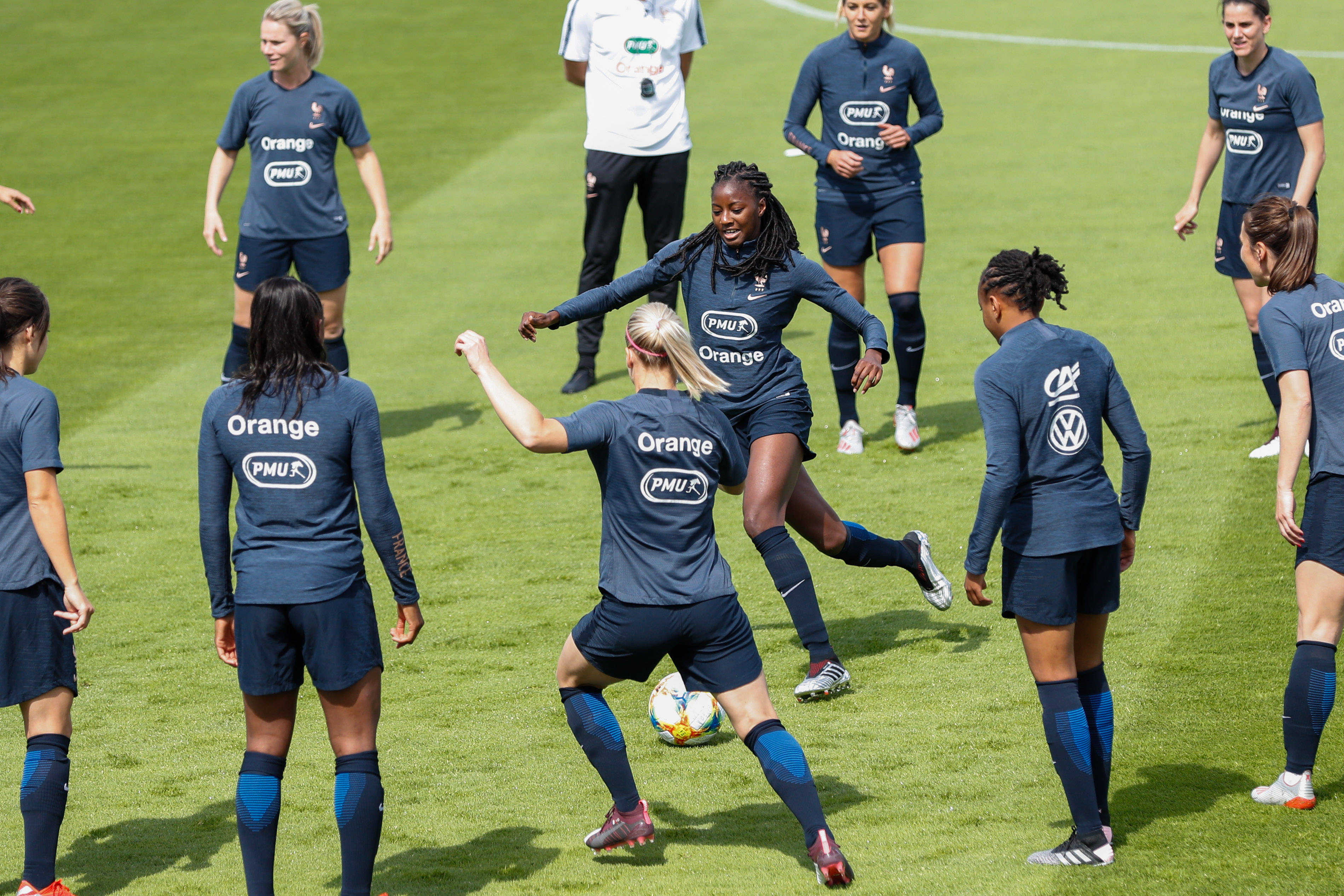 巴西队在女足比赛中展现团队合作 巴西队在女足比赛中展现团队合作